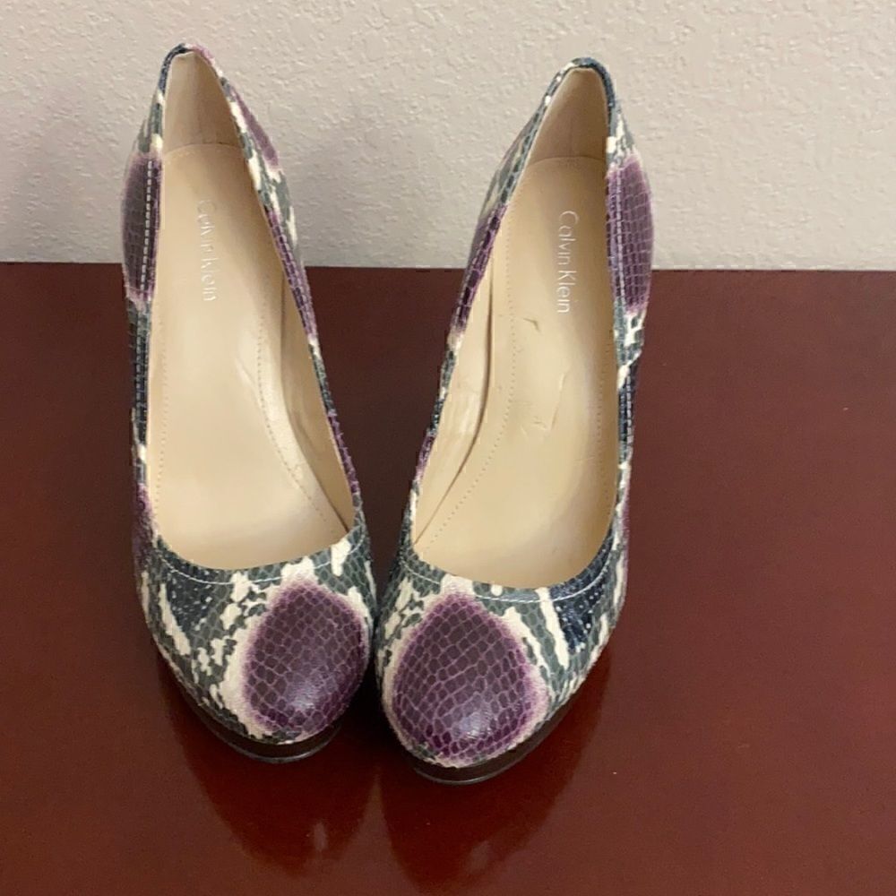 🎁👠Calvin Klein “Kendall” Round Toe Faux Snake Skin🎁🎄👠 - Picture 4 of 6